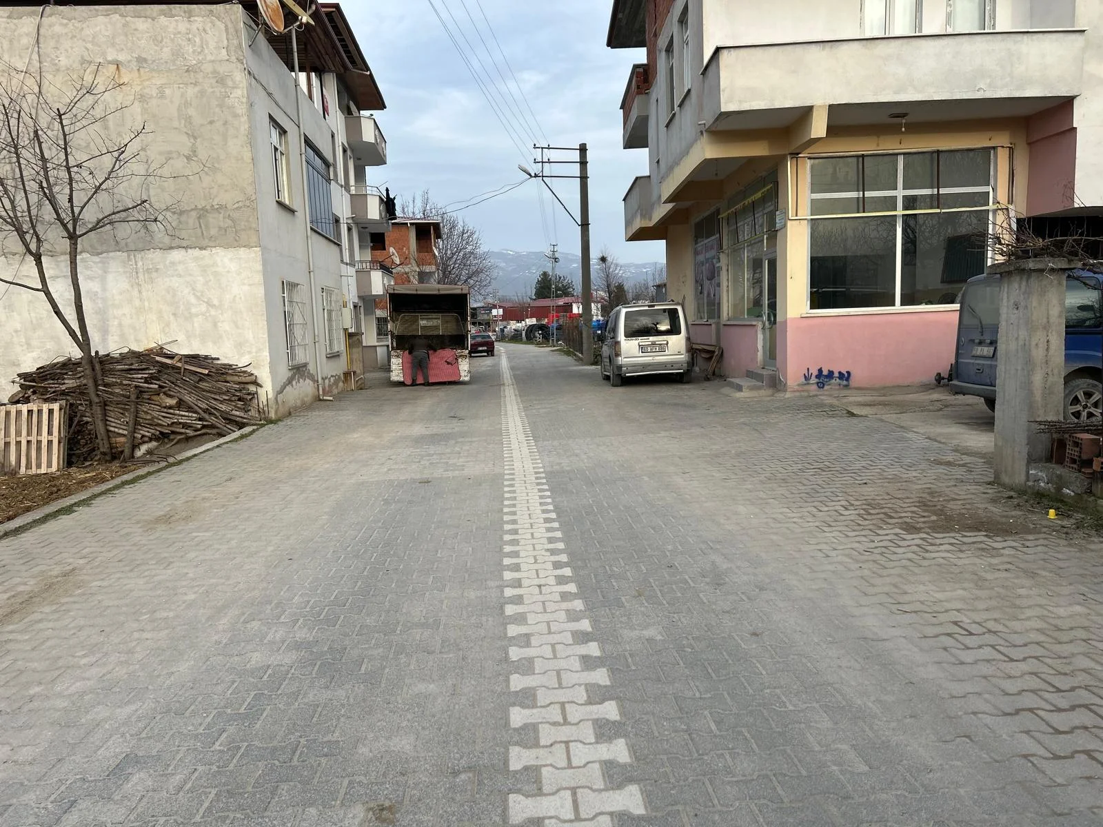 Erbaa Yıldırım Beyazıt  mahallesinde iki buçuk katlı bina ve iki arsası 718 m2 arsa - Resim 3